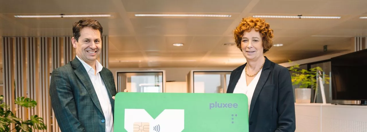 Sven en Petra houden de Pluxee-kaart vast 