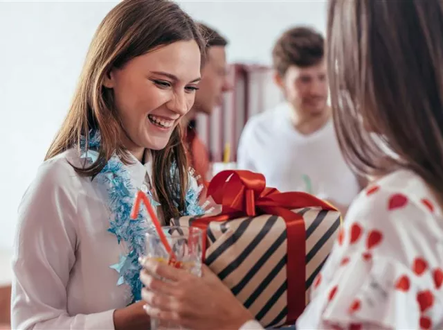 Peoples offering gifts