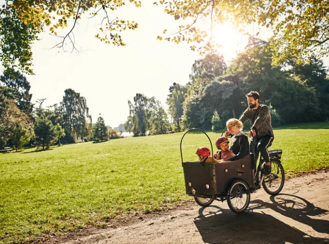 Une famille sur un vélo cargo