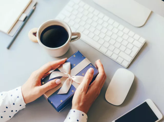 Een werknemer opent een cadeau