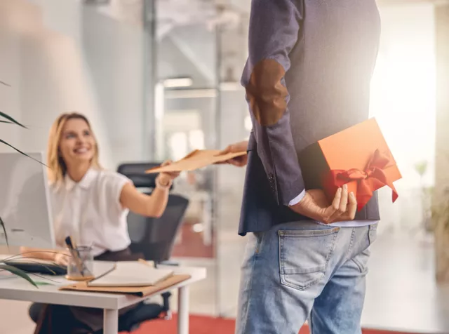 Collega krijgt een cadeau van team