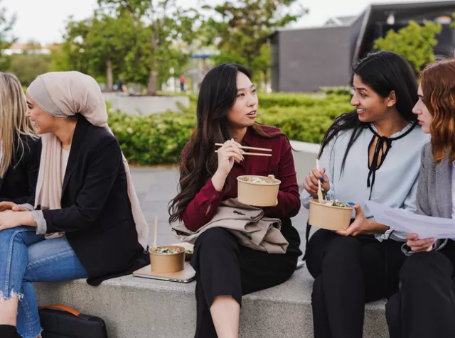 Les collègues déjeunent ensemble à l'extérieur