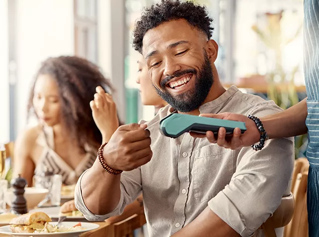 Medewerkers genieten van een koffie dankzij maaltijdcheques