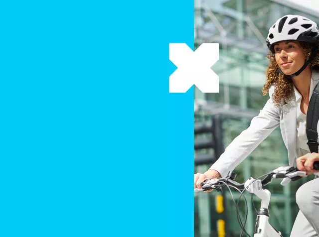 Mobiliteitsbudget, vrouw op de fiets met helm op
