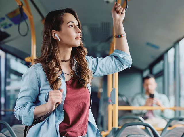 Meisje in de bus, muziek aan het luisteren