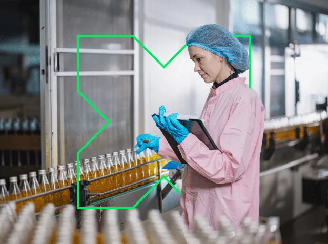 Femme dans une usine de boisson en tenue de sécurité