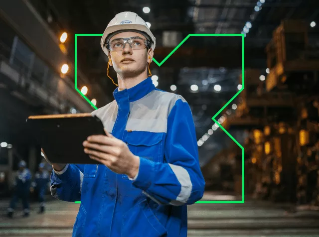 Homme en tenue de chantier dans une usine