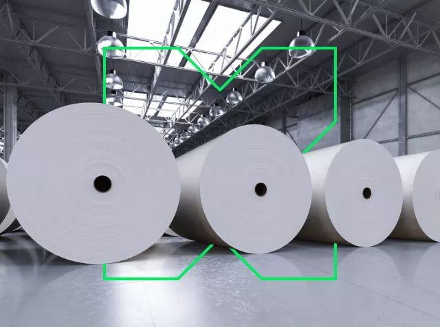 Rouleaux de papier géants dans une réserve