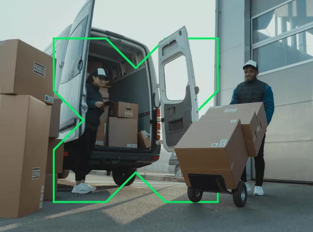 Un homme et une femme déchargeant des cartons d'une camionnette