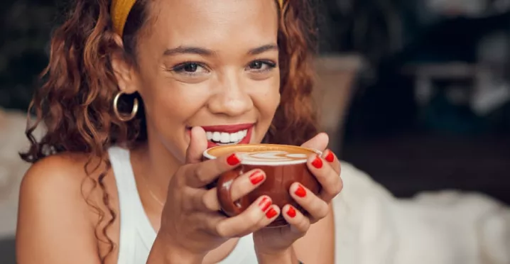 Une jeune fille qui boit un café