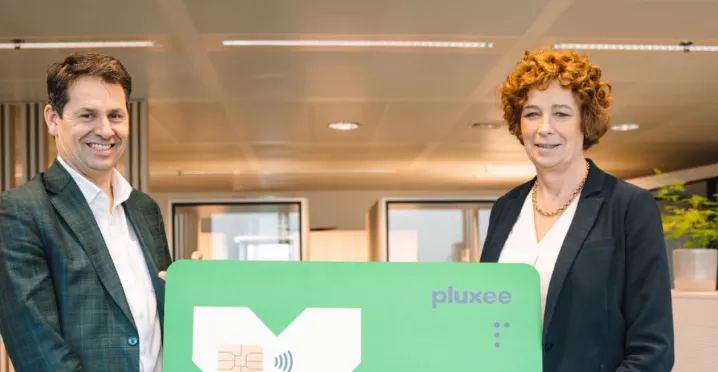 Sven en Petra houden de Pluxee-kaart vast