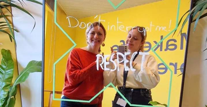 Collega's nemen een foto voor Internationale Vrouwendag