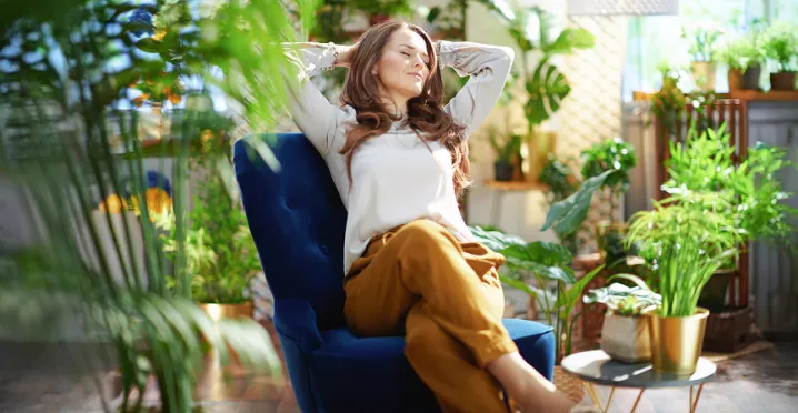 woman on terrasse