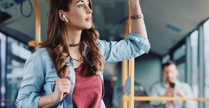 Meisje in de bus, muziek aan het luisteren