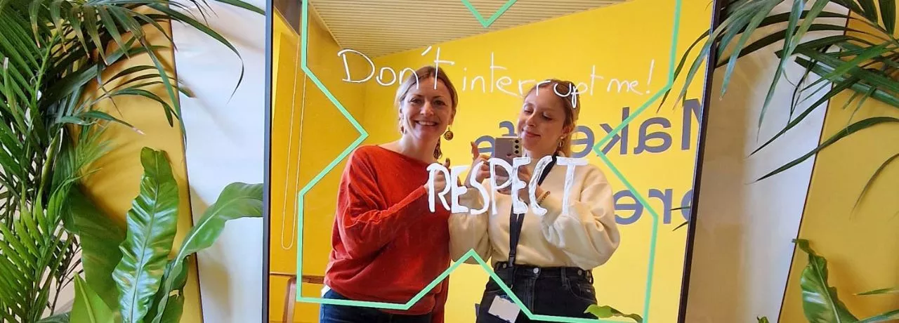 Collega's nemen een foto voor Internationale Vrouwendag