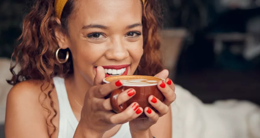 Une jeune fille qui boit un café
