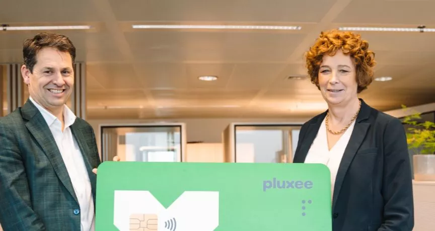 Sven en Petra houden de Pluxee-kaart vast