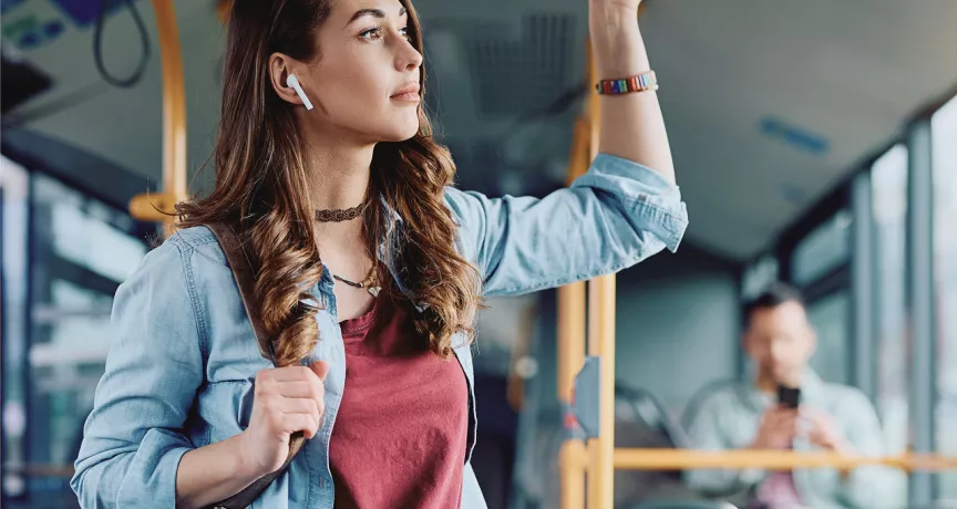 Meisje in de bus, muziek aan het luisteren