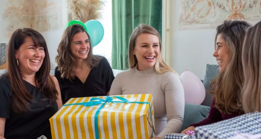Personen verzameld rond geschenken, als illustratie van cadeaucheques voor werknemers in België.