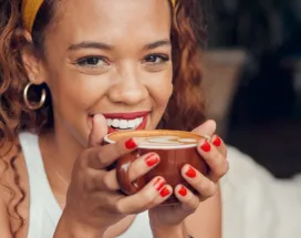 Une jeune fille qui boit un café