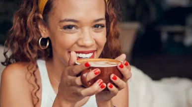 Une jeune fille qui boit un café