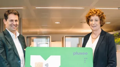 Sven en Petra houden de Pluxee-kaart vast