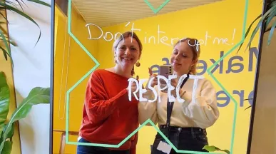 Collega's nemen een foto voor Internationale Vrouwendag