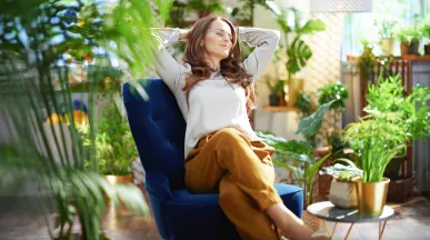 woman on terrasse