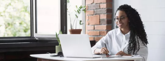 Personne travaillant sur un ordinateur 