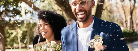 Een koppel op hun huwelijksdag