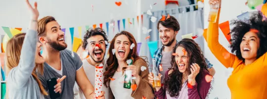 collega's vieren een gebeurtenis