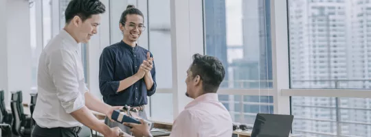 Collega krijgt een cadeau van team