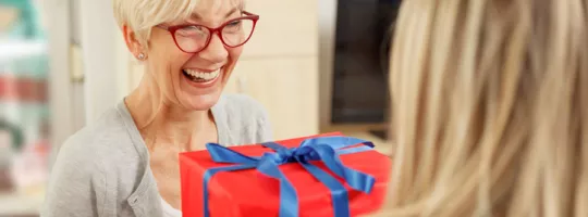 Collega krijgt een cadeau van team