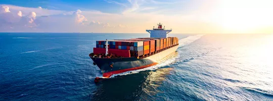 Cargo chargée de conteneurs en pleine mer