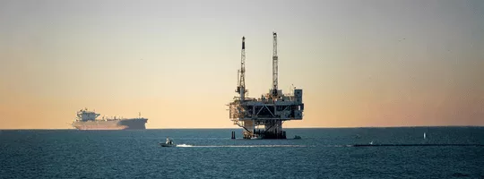 Extracteur de pétrole au milieu de la mer