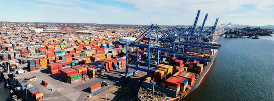 Bateau et conteneurs logistiques sur un port